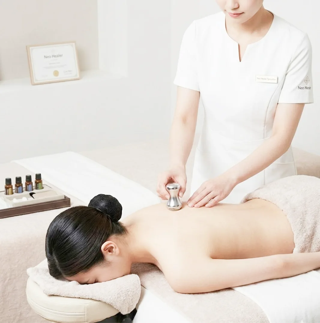 ネオヒーラーの施術を受ける女性